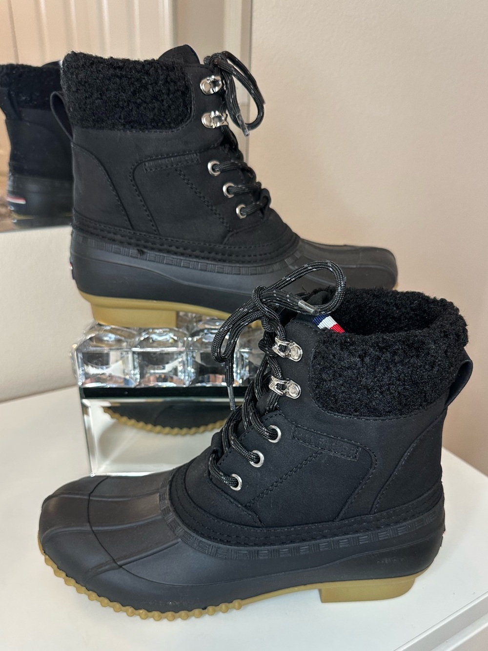 NWT Tommy Hilfiger Black Raelen Duck Boots with Fur - size 7